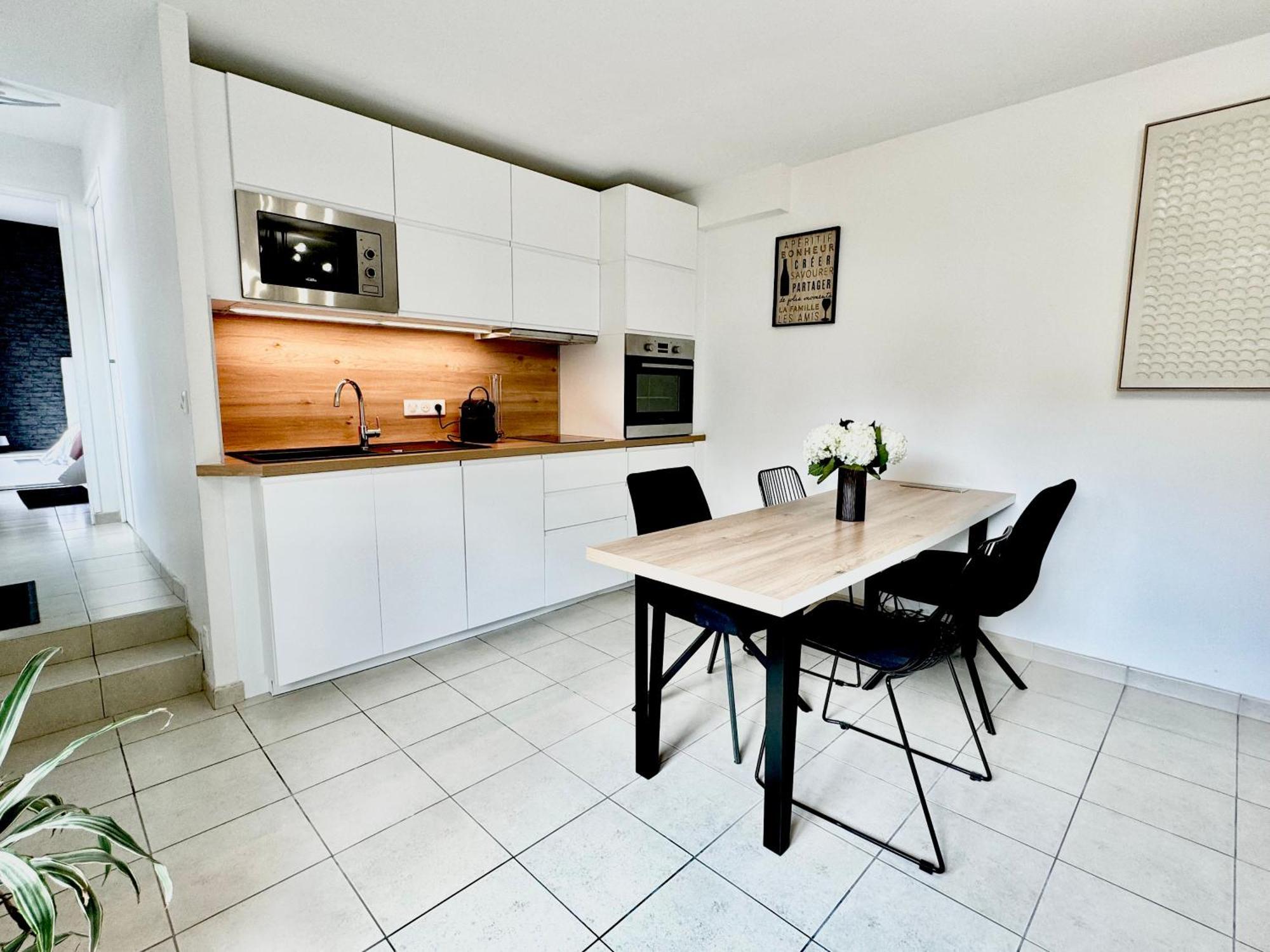 Le Cubry : Appart Hyper-Centre Avec Une Place De Parking Эперне Экстерьер фото